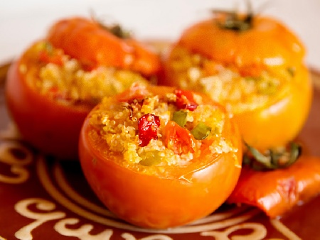Пълнени печени домати с киноа и нахут - снимка на рецептата
